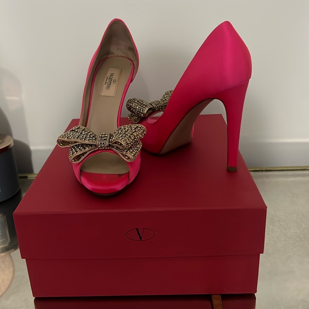 Valentino Hot pink size 8 satin rhinestone Bow heels gently worn condition w-box